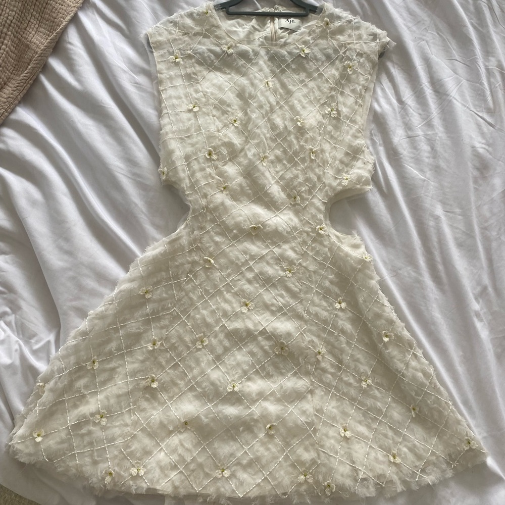 Stunning ivory white open cutting out with delicate flowers cute detailing.